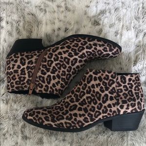 Soda MUG-S color: Oat Cheetah Size: 8